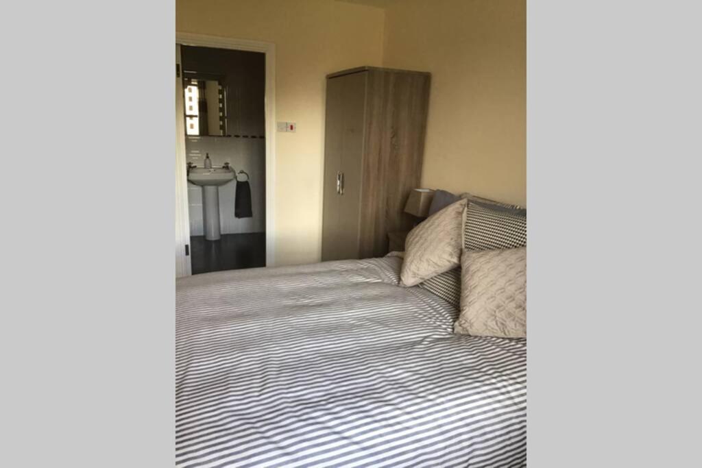 Waterfront Apartment Completely Refurbished Westport Eksteriør billede